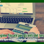 una persona al pc con la calcolatrice in uso