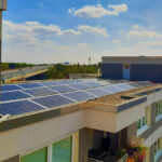 il tetto di una palazzina con montati numerosi pannelli solari