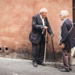 Due anziani per strada
