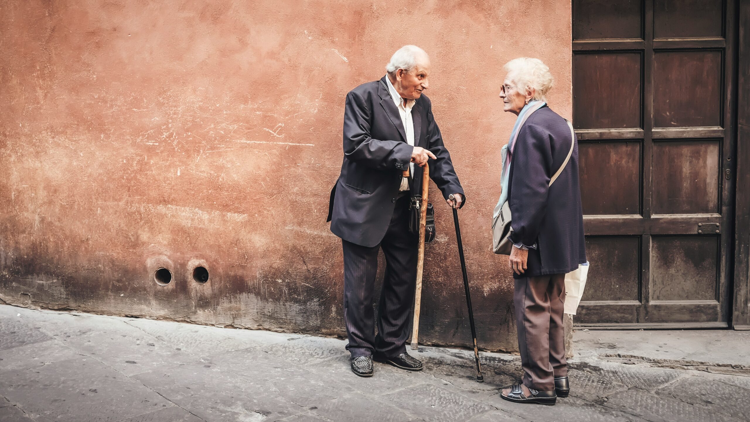Due anziani per strada