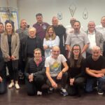 Persone in posa per foto di gruppo