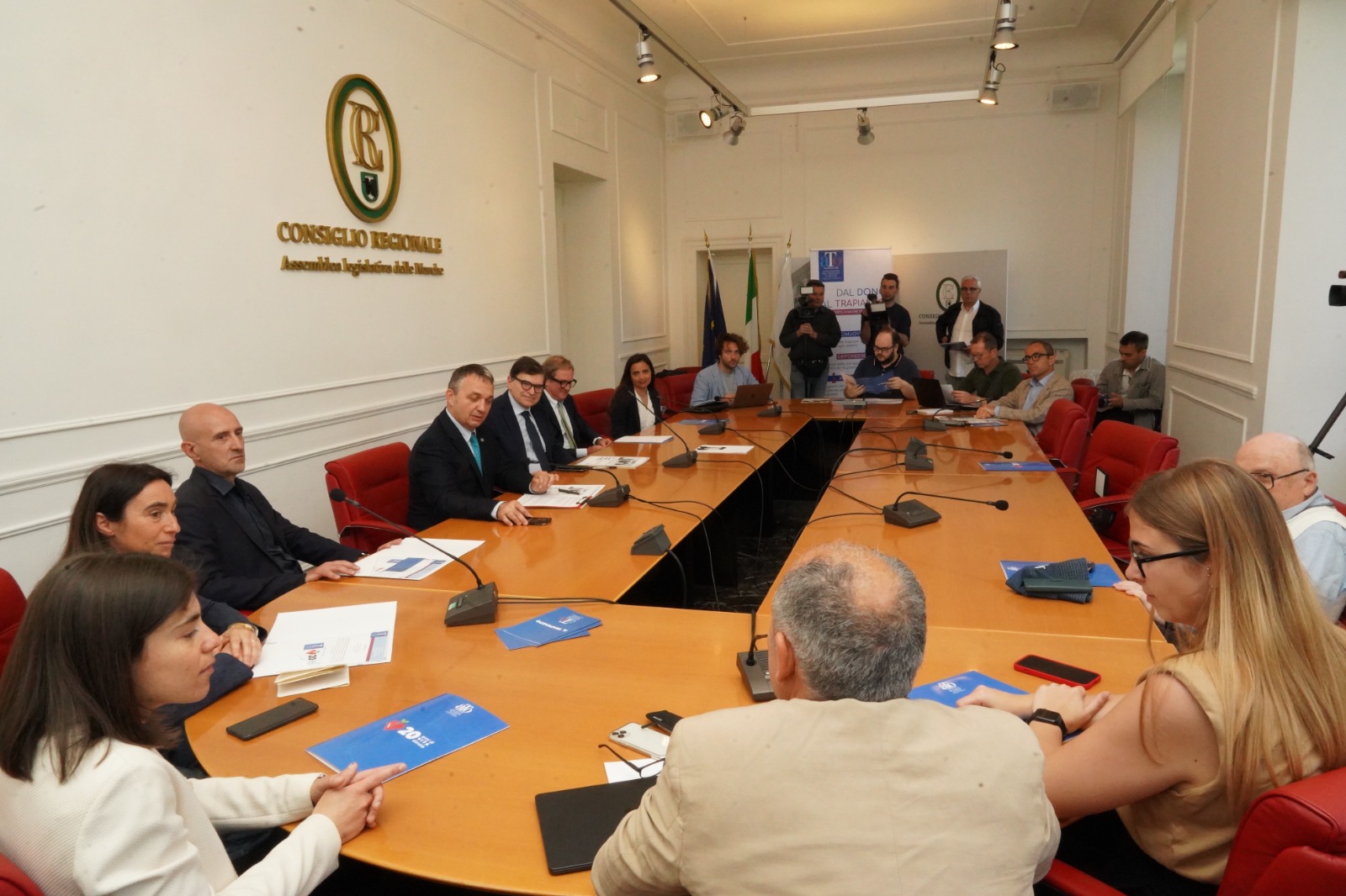 Persone attorno a un tavolo
