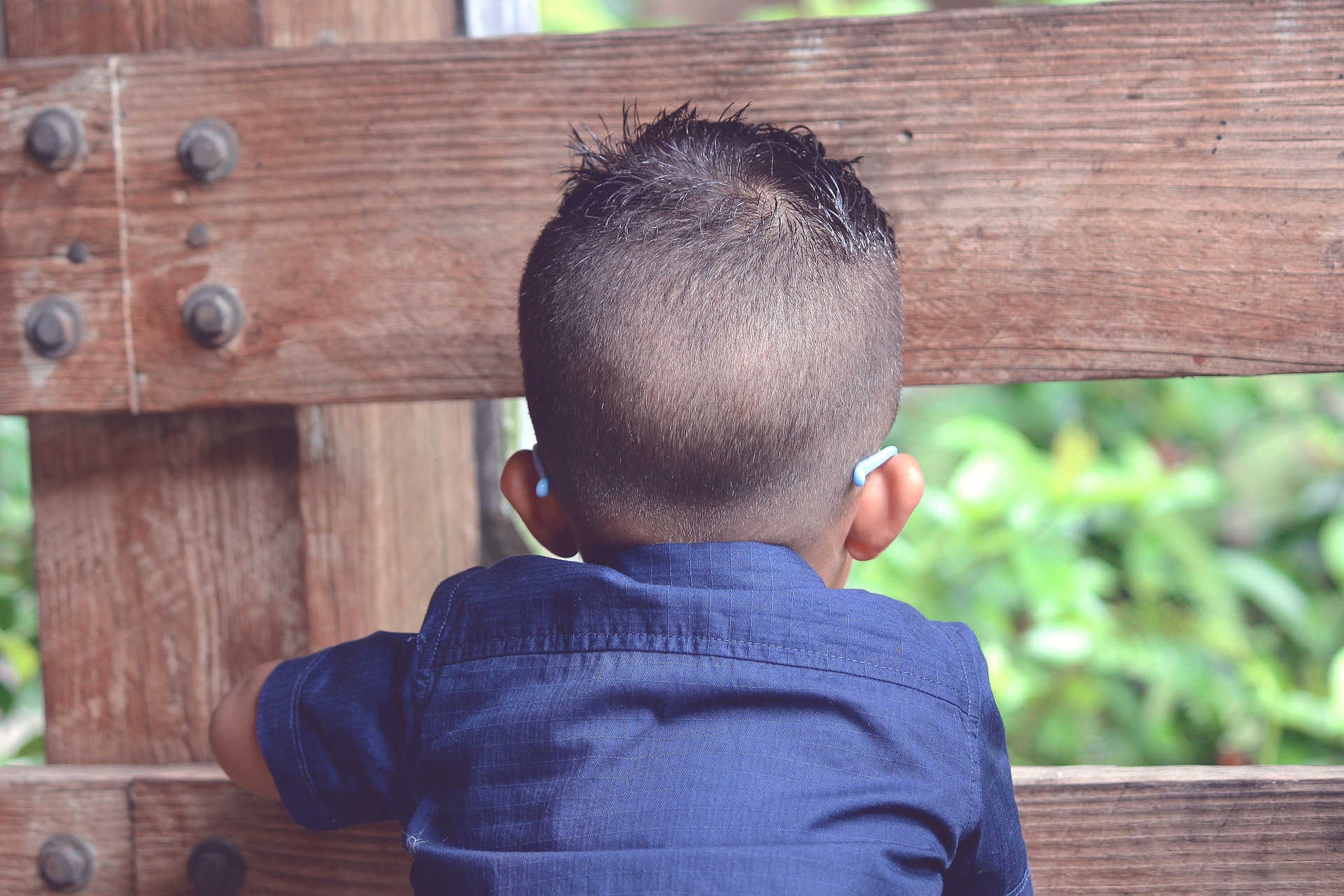un bambino di 3/4 anni di spalle isolato