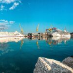 Navi ormeggiate in un porto