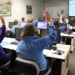 una classe di persone in un'aula computer
