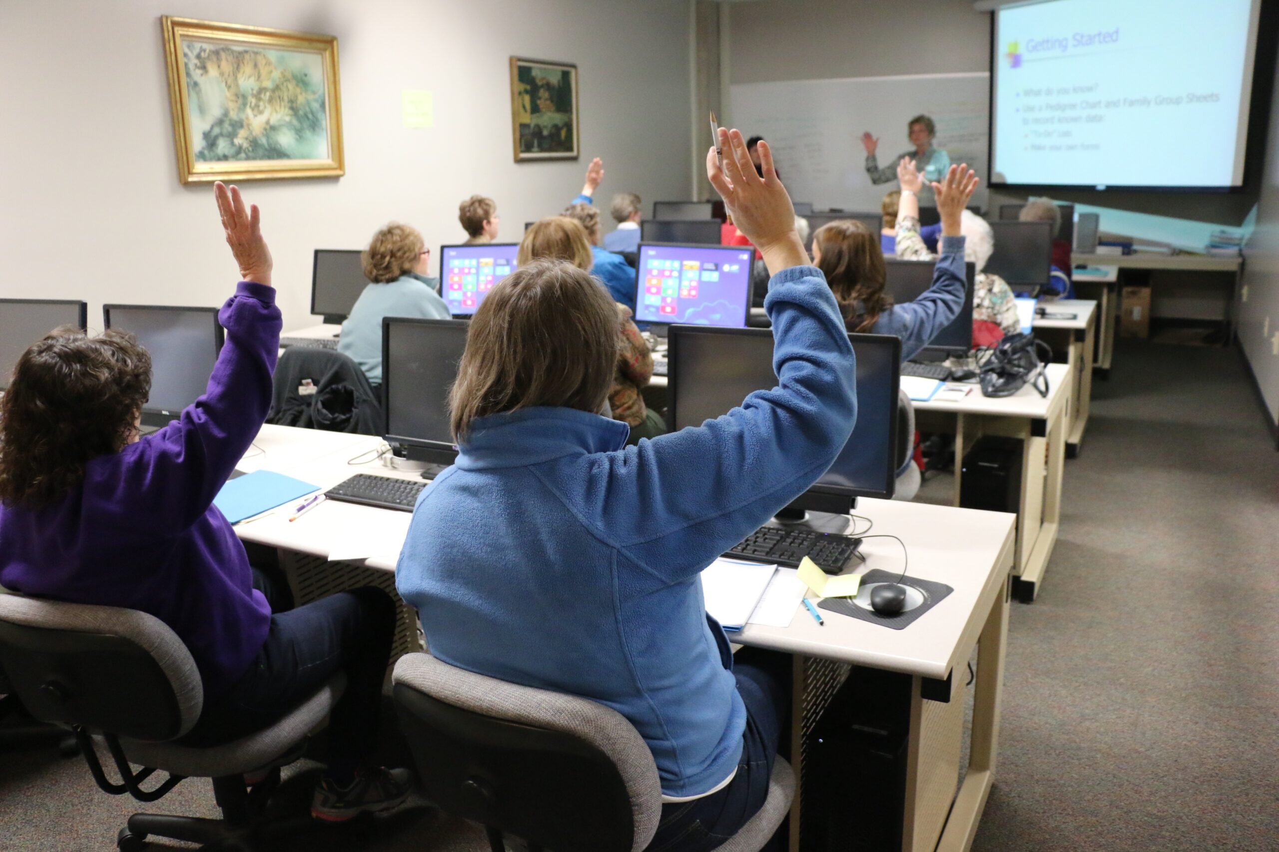 una classe di persone in un'aula computer