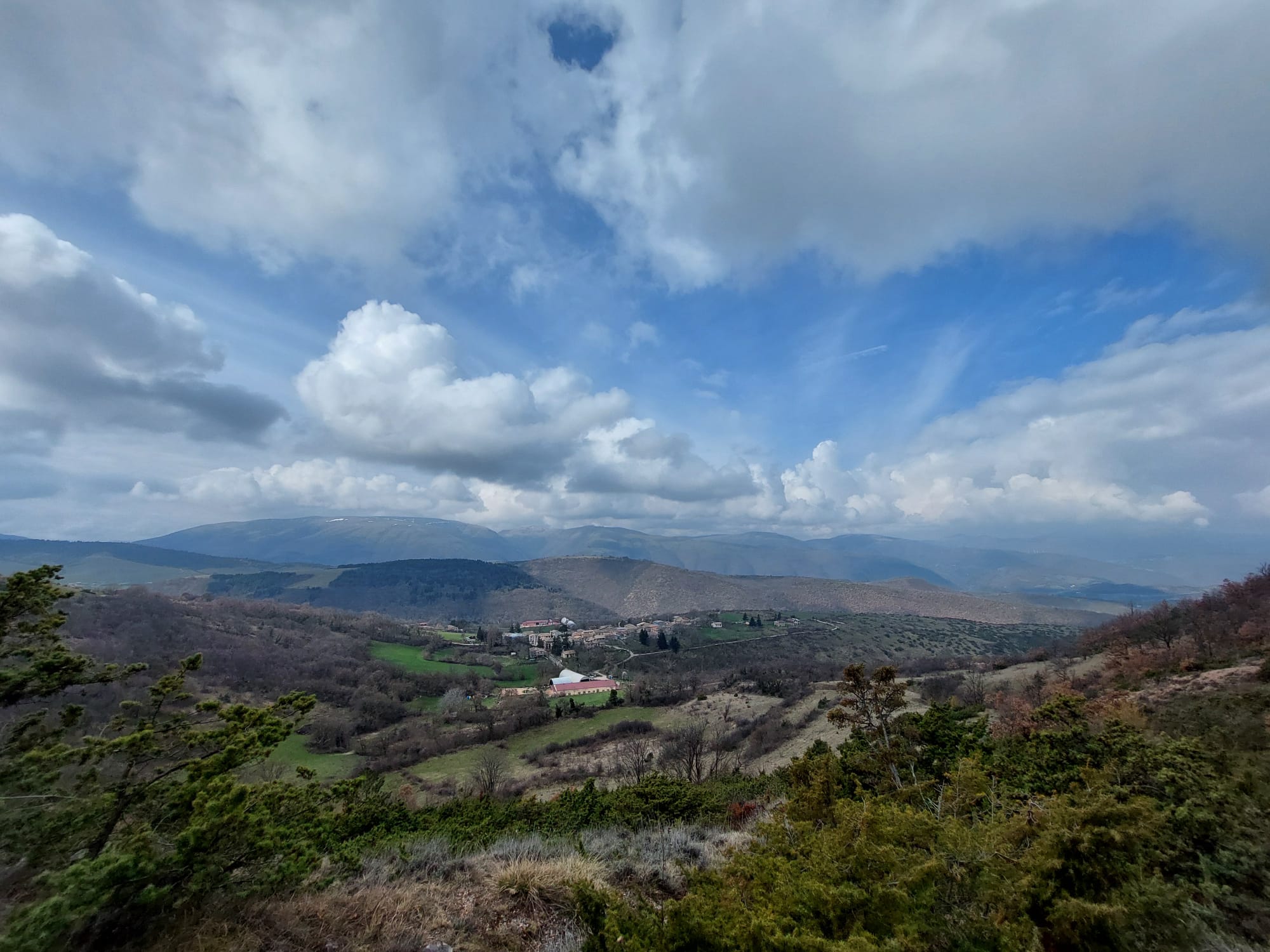 un panorama marchigiano collinare e montano
