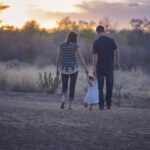 Uomo, donna e bambino per mano
