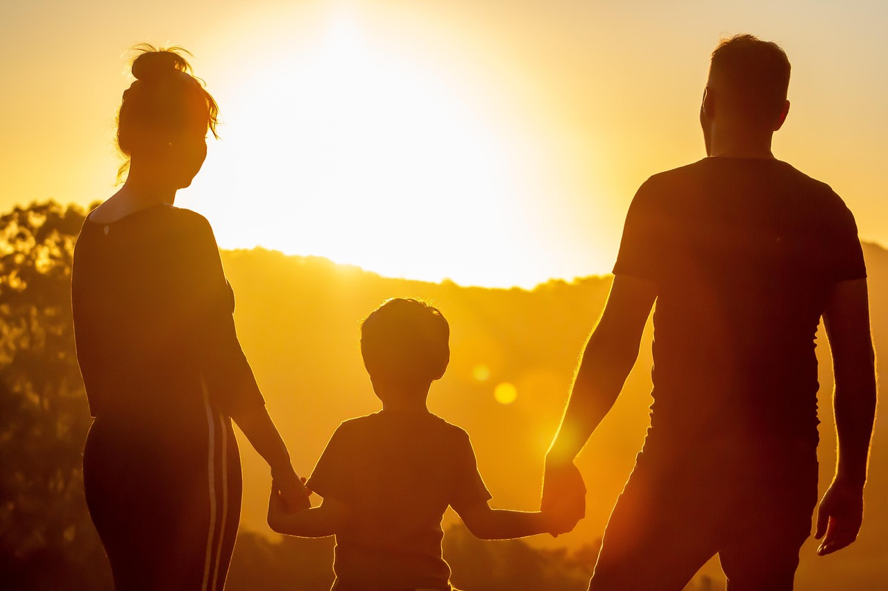 famiglia con padre, madre, figlio