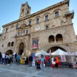stand delle associazioni in piazza del Popolo ad Ascoli