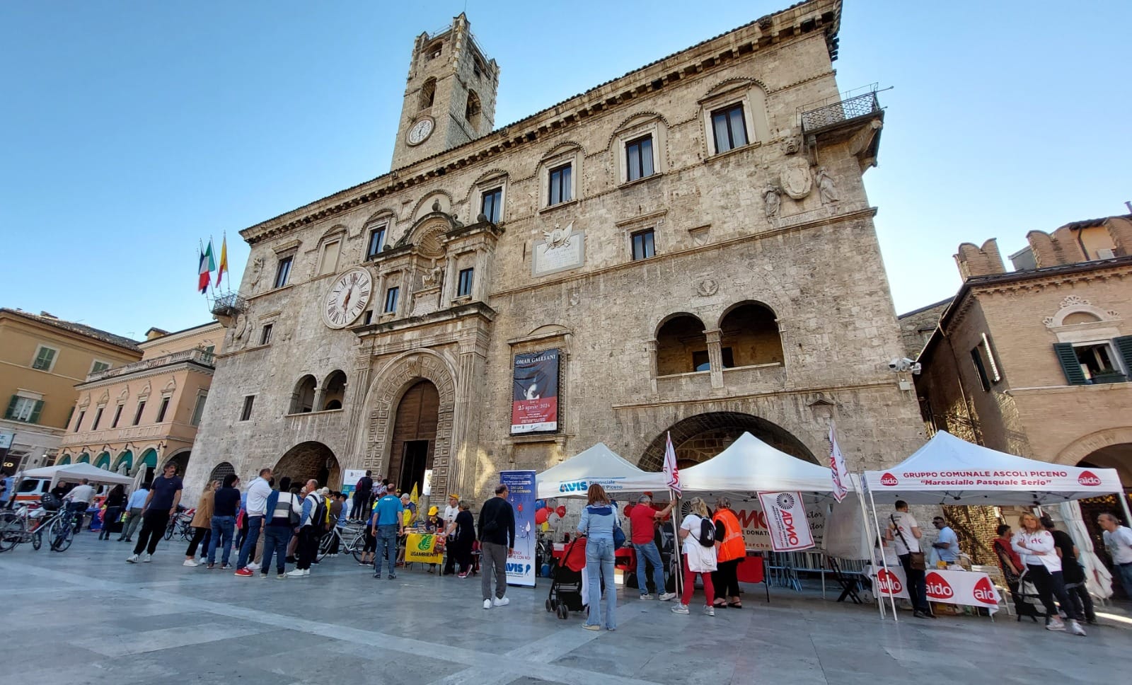 stand delle associazioni in piazza del Popolo ad Ascoli