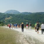 un gruppo di persona lungo un sentiero di montagna