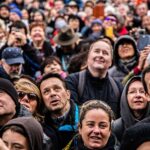 Pubblico guarda uno spettacolo