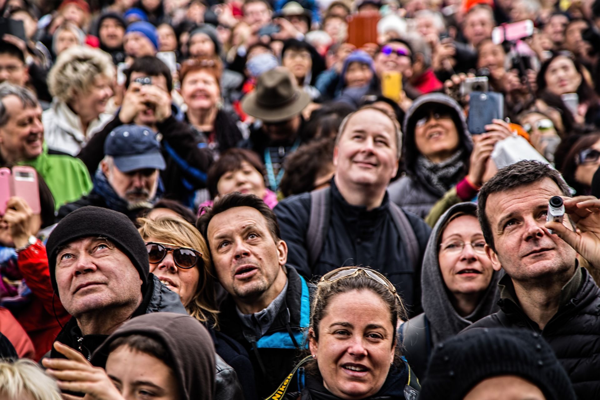 Pubblico guarda uno spettacolo