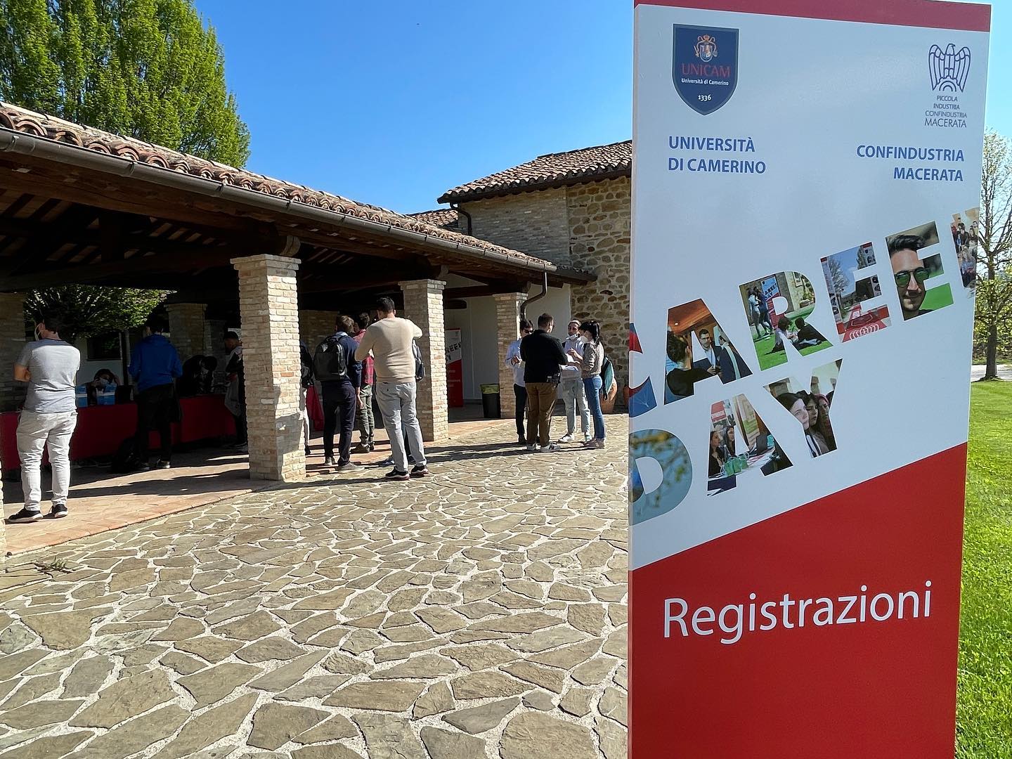 una sede di Unicam con studenti durante un Career day