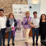 Gruppo di persone in posa per una foto