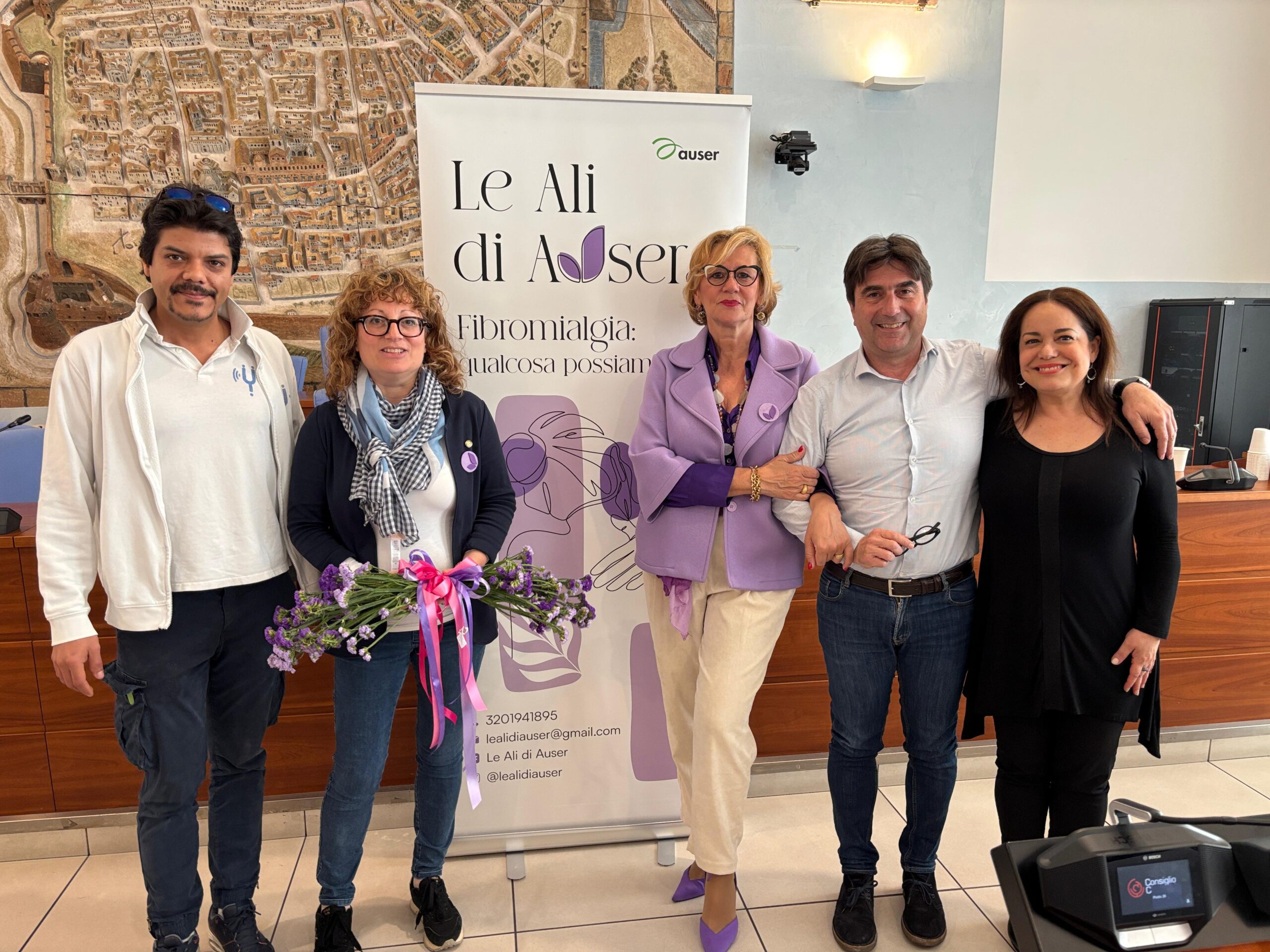 Gruppo di persone in posa per una foto