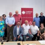 foto di gruppo dei relatori e dei rappresentanti delle associazioni, nella sede Caritas di Pesaro