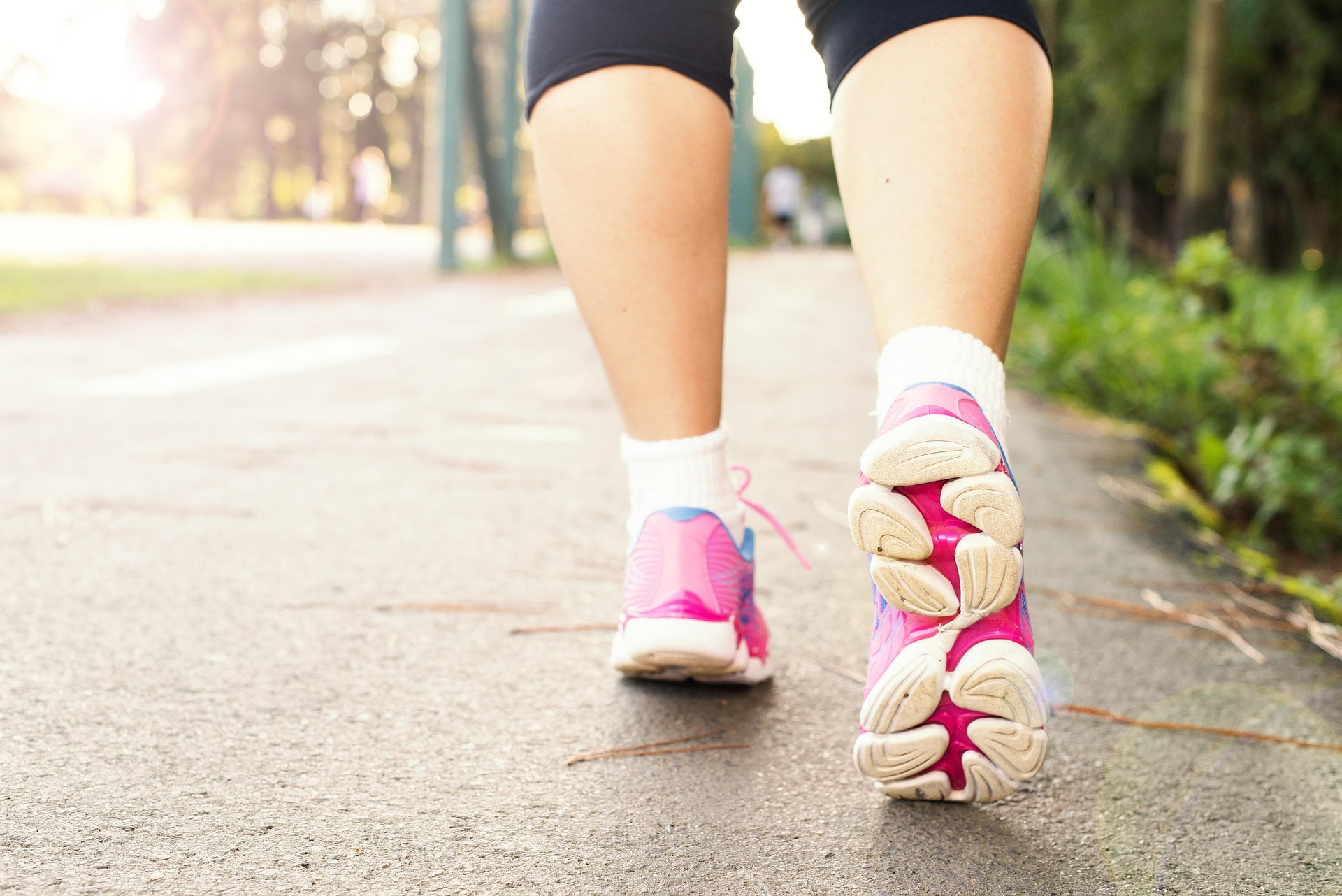 gambe di un/a sportivo mentre cammina/corre