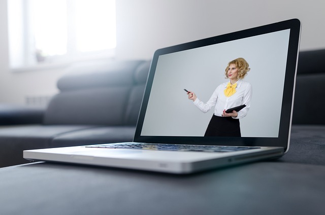 una persona parla in video conferenza sullo schermo di un computer