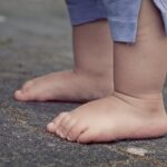 I piedi di un bambino a terra