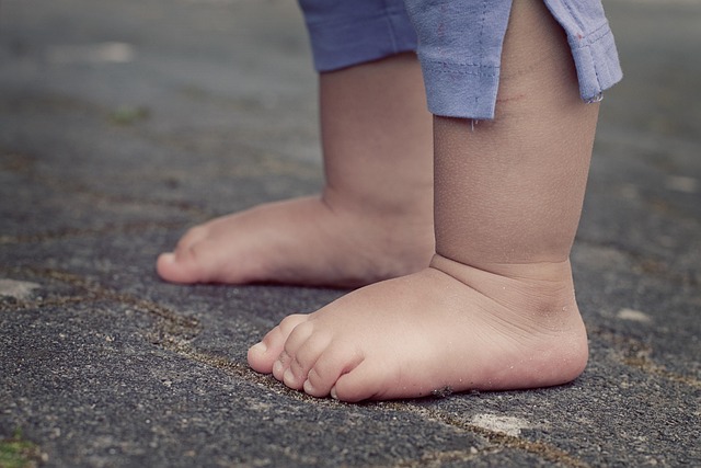 I piedi di un bambino a terra