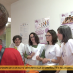 le fondatrici dell'associazione accolgono le persone durante l'inaugurazione