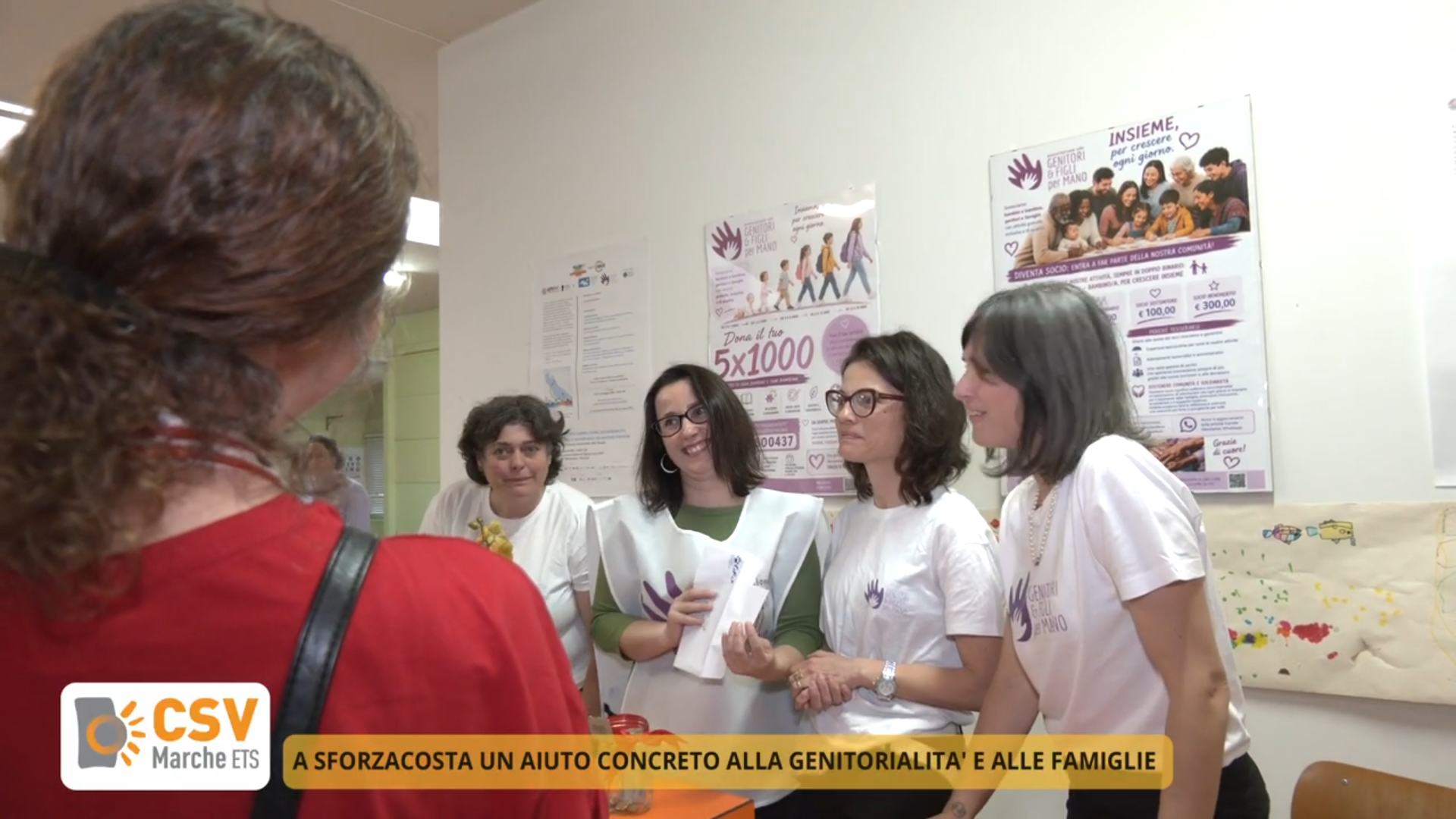 le fondatrici dell'associazione accolgono le persone durante l'inaugurazione
