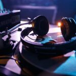 Immagine di cuffie e consolle da dj