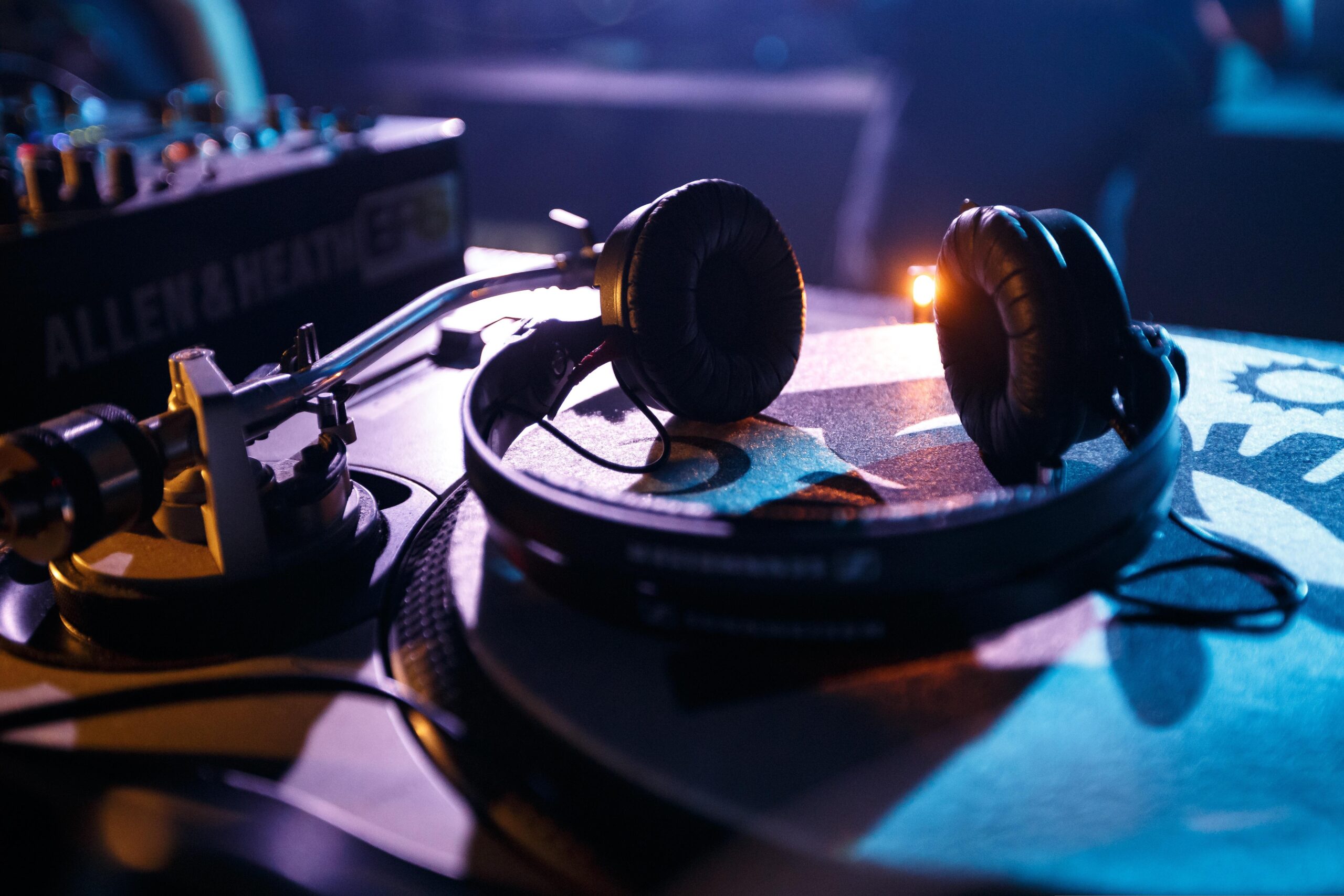 Immagine di cuffie e consolle da dj