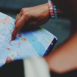 una mano indica su una mappa