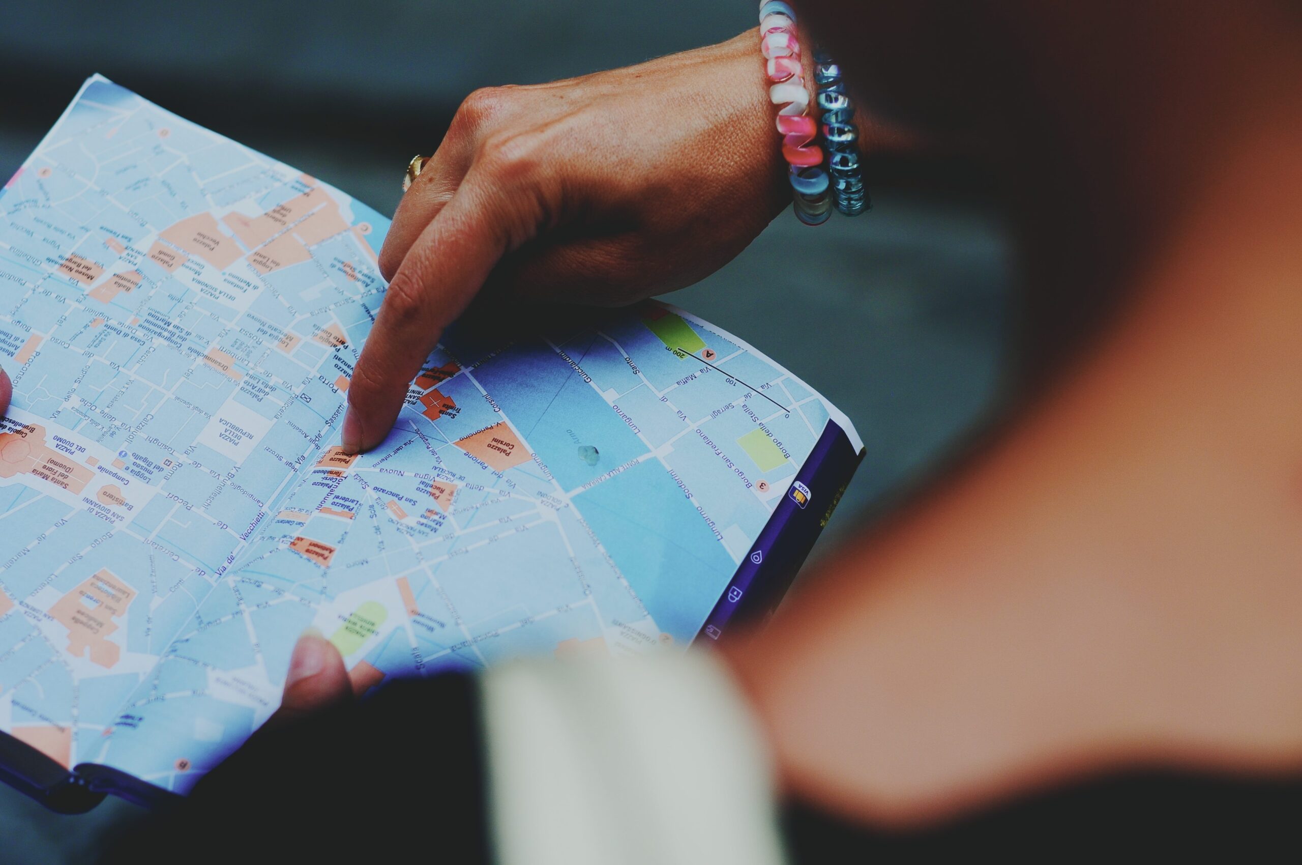una mano indica su una mappa
