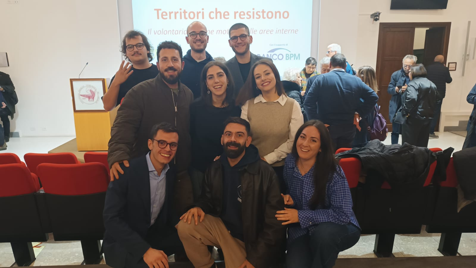 foto di gruppo con 9 persone dell'associazione Antiche Fonti 