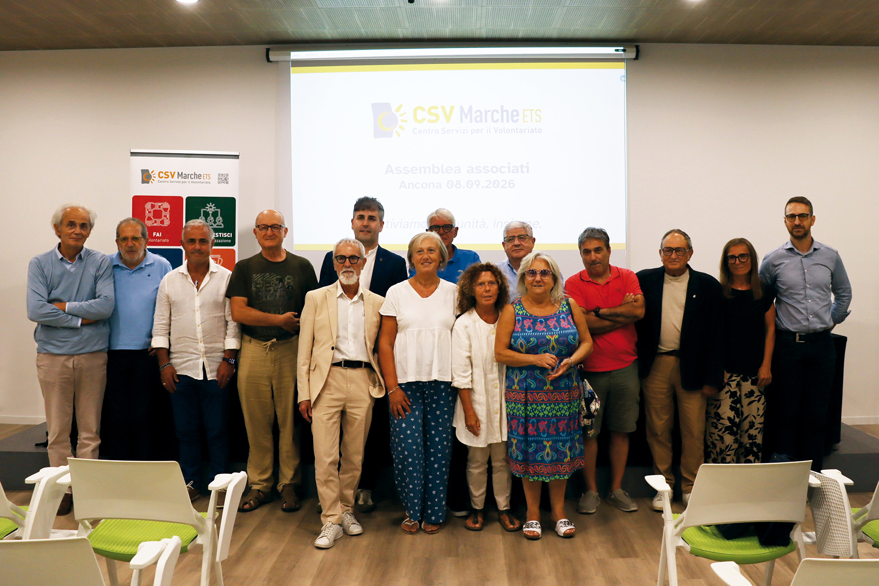 gruppo di 15 persone in posa per una foto
