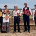 musicisti di un gruppo Folk in abiti e con strumenti tradizionali