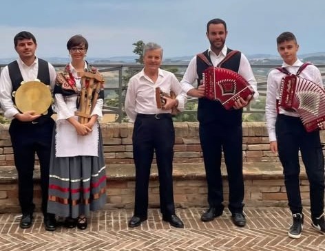 musicisti di un gruppo Folk in abiti e con strumenti tradizionali