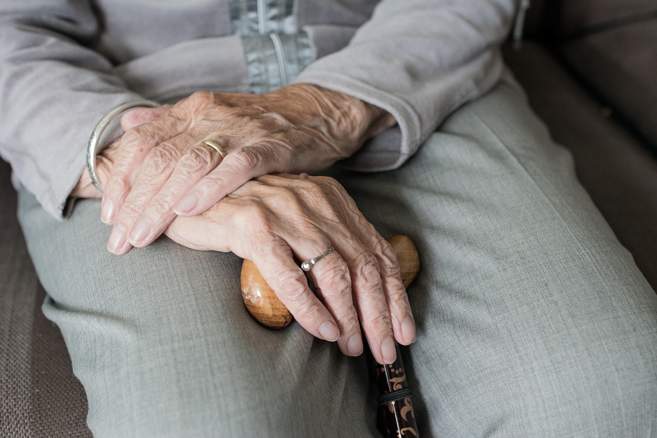 una persona seduta con le mani intrecciate