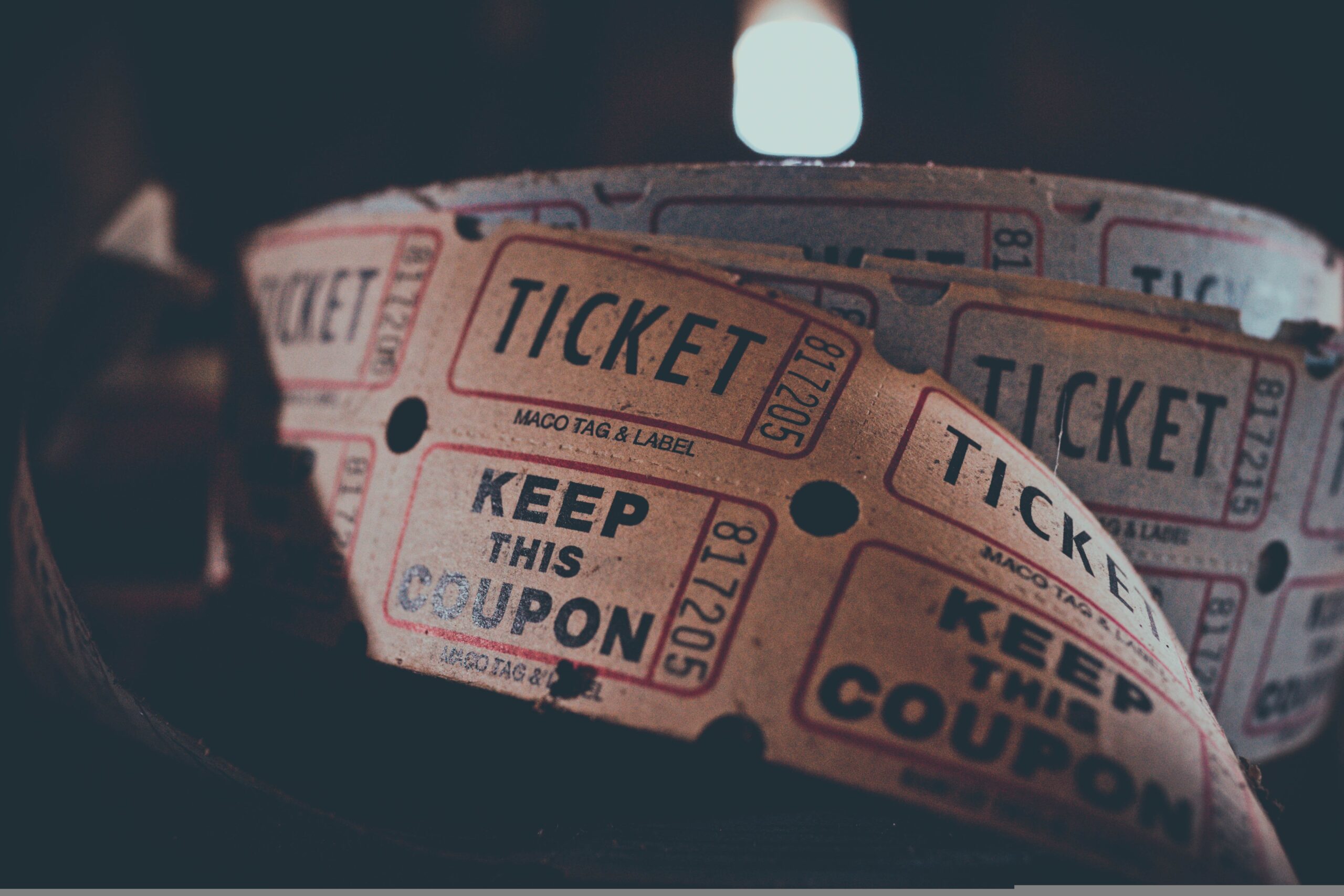 Un'immagine con dei ticket teatrali