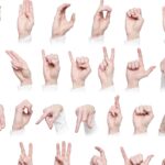 Mani impegnate nel linguaggio dei segni