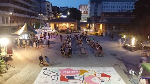 la visione di un cortile con tavoli e persone