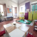 Una stanza arredata con tappetini e giochi per bambini