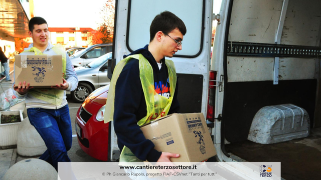 Un giovane carica un furgone