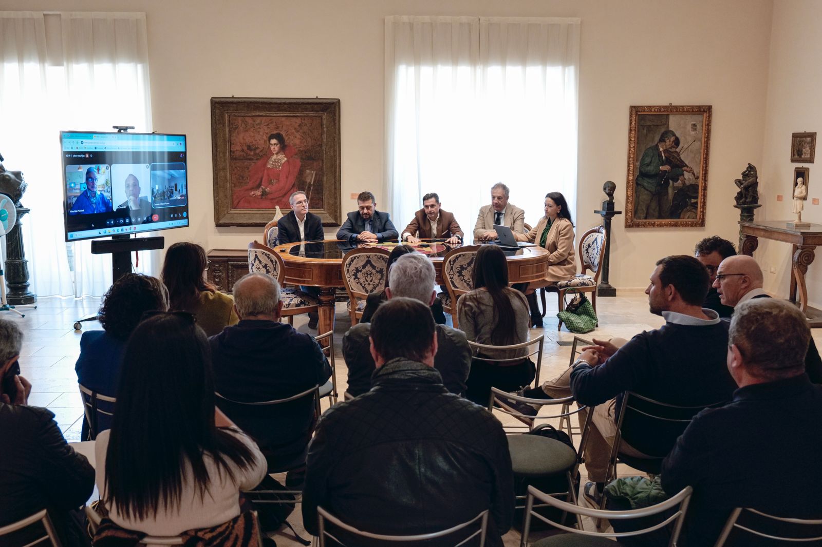 sala istituzionale del Comune di Ascoli con il sindaco e altri durante un incontro
