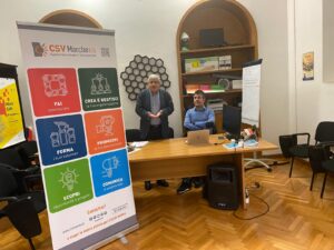 Marcucci durante il suo intervento dal tavolo dei relatori