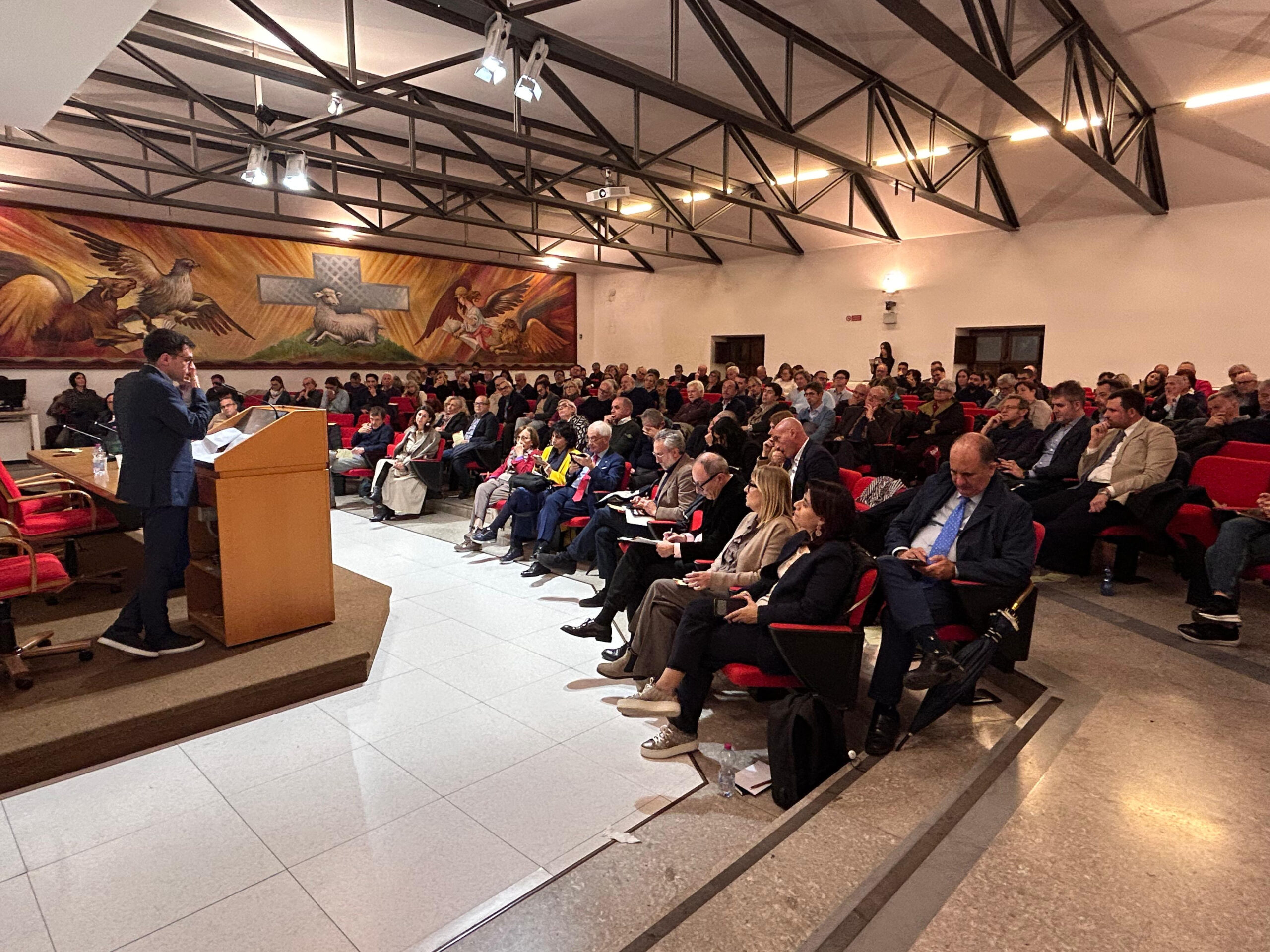 platea gremita durante l'intervento