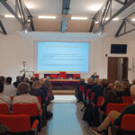 l'aula magna di un'università durante una relazione