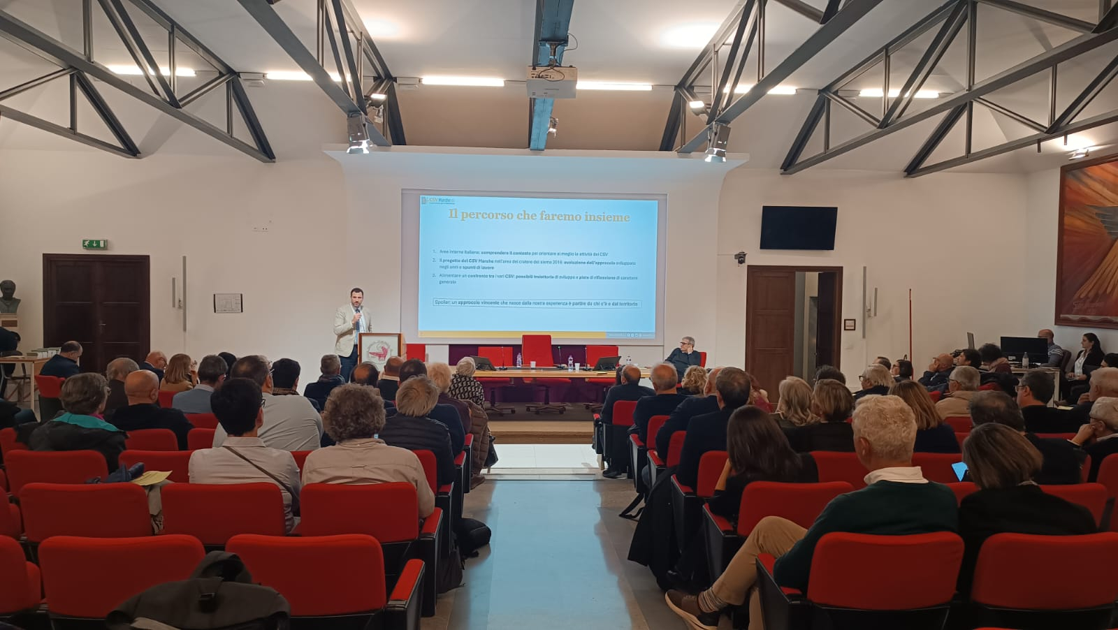 l'aula magna di un'università durante una relazione