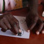 bambino africano che disegna