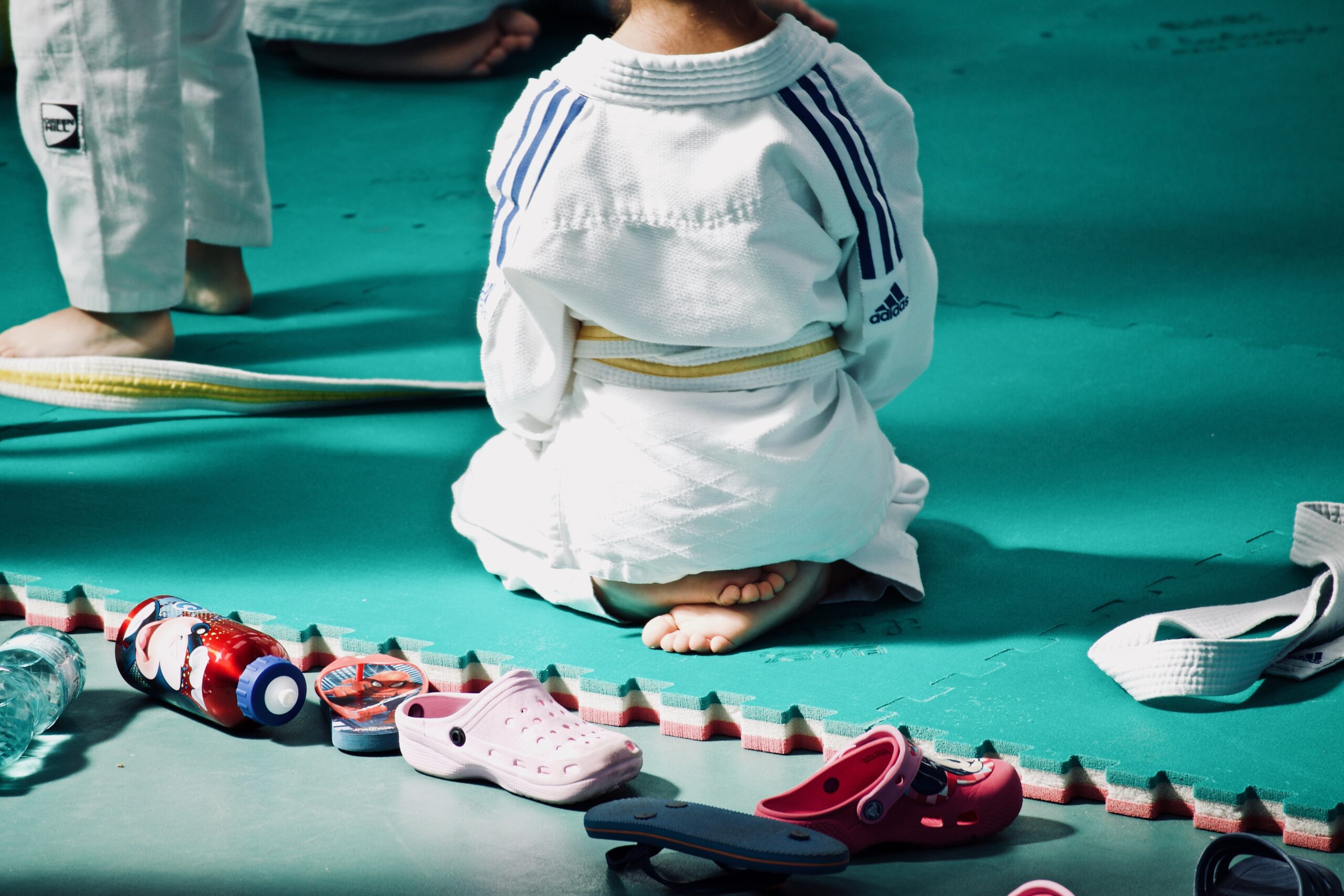 bambino pratica il judo