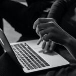 Una persona al computer